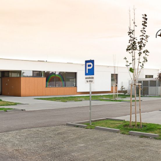 Bild enthält, City, Architecture, Building, Office Building, School, Road, Street, Urban, Chandelier, Lamp