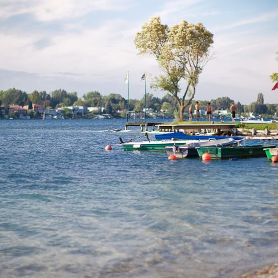 Bild enthält, Water, Waterfront, Harbor, Pier, Scenery, Watercraft, Port, Summer, Boat, Person