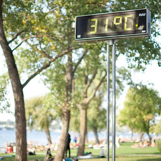 Bild enthält, Computer Hardware, Electronics, Hardware, Monitor, Screen, Outdoors, Boat, Digital Clock, Person, Nature