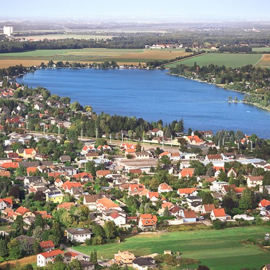 Bild enthält, Outdoors, Architecture, Building, Nature, Lake, Water, Cityscape, Aerial View, Neighborhood, Waterfront