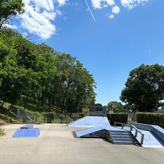 Bild enthält, Outdoors, Nature, Scenery, Bench, Furniture, Building, Housing, Park, Plant, House