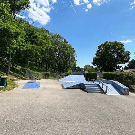 Bild enthält, Outdoors, Architecture, Building, Housing, House, Bench, Furniture, Aerial View, Driveway