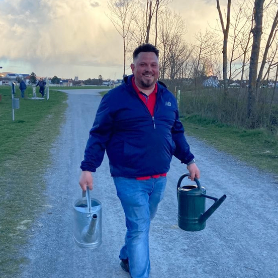 Bild enthält, Adult, Male, Man, Person, Clothing, Pants, Coat, Jacket, Jeans, Face