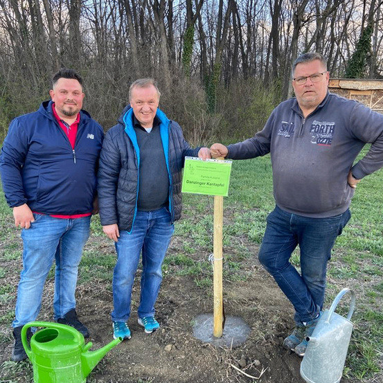 Bild enthält, Soil, Pants, Jeans, Jacket, Adult, Male, Man, Person, Outdoors, Shoe