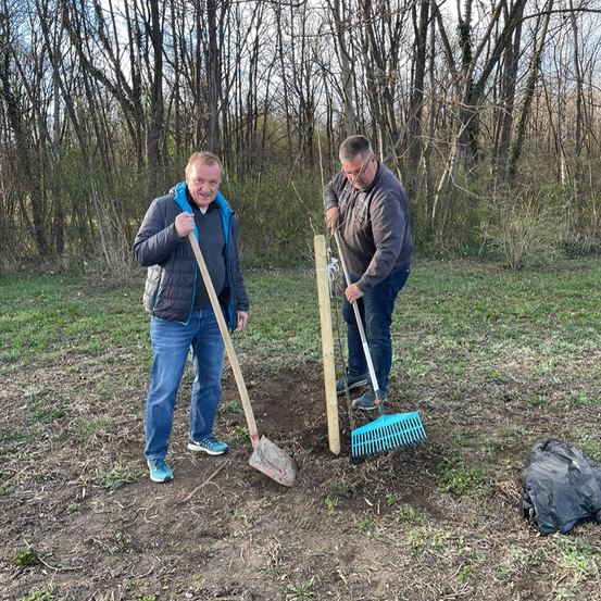 Bild enthält, Soil, Adult, Male, Man, Person, Jeans, Jacket, Canoeing, Shoe, Outdoors