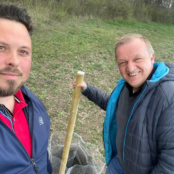 Bild enthält, Person, Photography, Portrait, Coat, Jacket, Soil, Grass, Adult, Male, Man