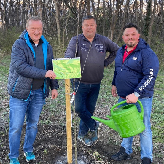 Bild enthält, Soil, Jacket, Jeans, Pants, Adult, Male, Man, Person, Shoe, Face