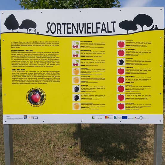 Bild enthält, Advertisement, Poster, Animal, Bird, Text, Sign, Symbol