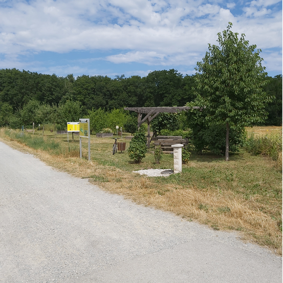 Bild enthält, Road, Gravel, Nature, Outdoors, Scenery, Shelter, Tarmac, Fir, Tree, Housing