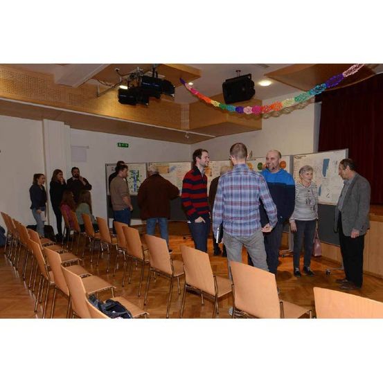 Bild enthält, People, Person, Indoors, Interior Design, Crowd, Classroom, School, Adult, Male, Man