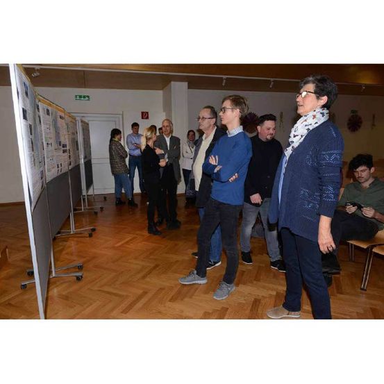 Bild enthält, Interior Design, Wood, Floor, Flooring, Pants, Coat, Jacket, Plywood, People, Person