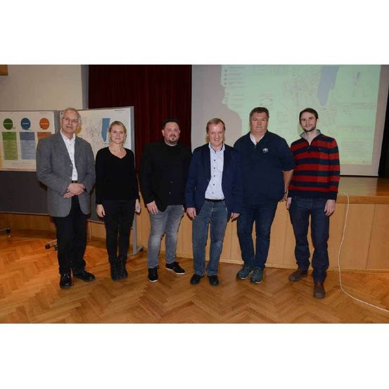 Bild enthält, People, Pants, Coat, Jacket, Blazer, Interior Design, Wood, Floor, Flooring, Portrait