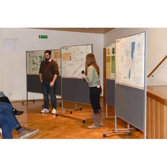 Bild enthält, Table, Desk, Adult, Female, Person, Woman, Interior Design, White Board, Male, Man