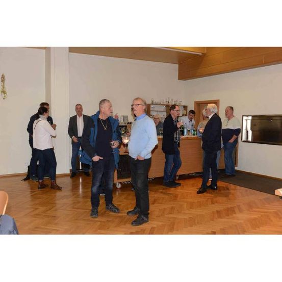 Bild enthält, Pants, People, Person, Interior Design, Wood, Floor, Flooring, Suit, Coat, Jacket