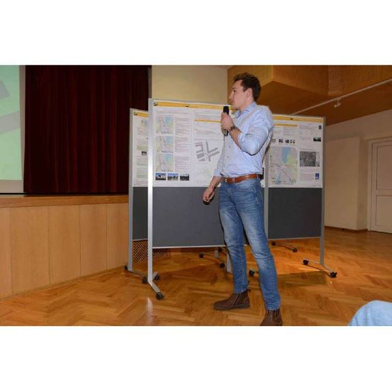 Bild enthält, Furniture, Table, Desk, Adult, Male, Man, Person, Pants, Jeans, White Board