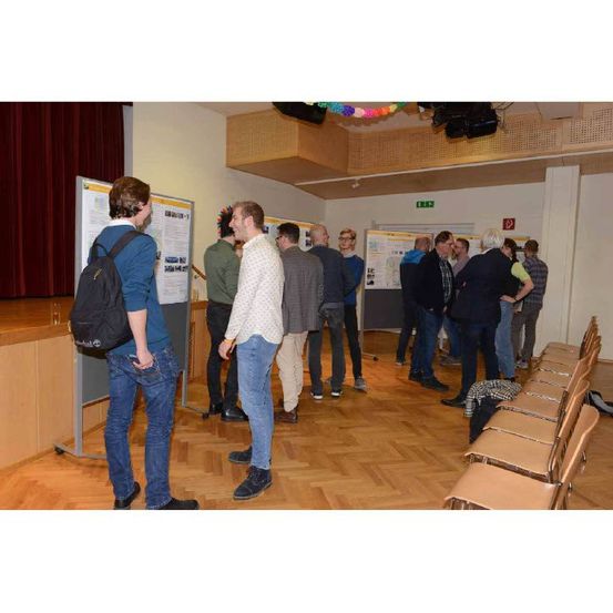 Bild enthält, Plywood, Wood, Pants, Interior Design, Floor, Flooring, Jeans, Adult, Man, Person