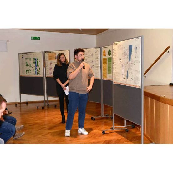 Bild enthält, Interior Design, Adult, Female, Person, Woman, Table, Pants, Wood, Male, Man