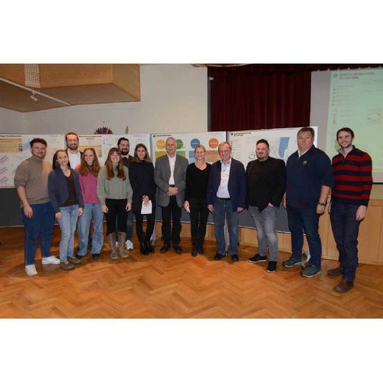 Bild enthält, Pants, People, Person, Groupshot, Interior Design, Floor, Flooring, Adult, Male, Man