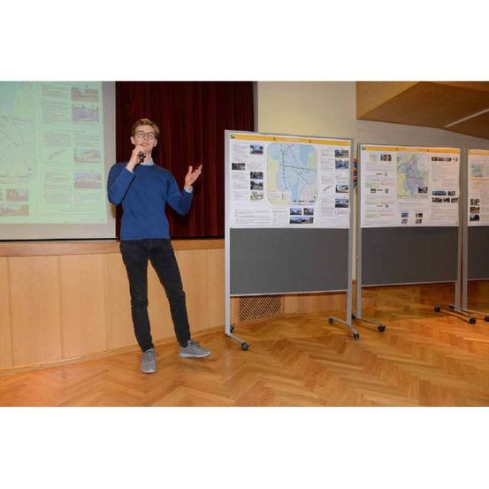 Bild enthält, Furniture, Table, Desk, White Board, Boy, Male, Person, Teen, Interior Design, People