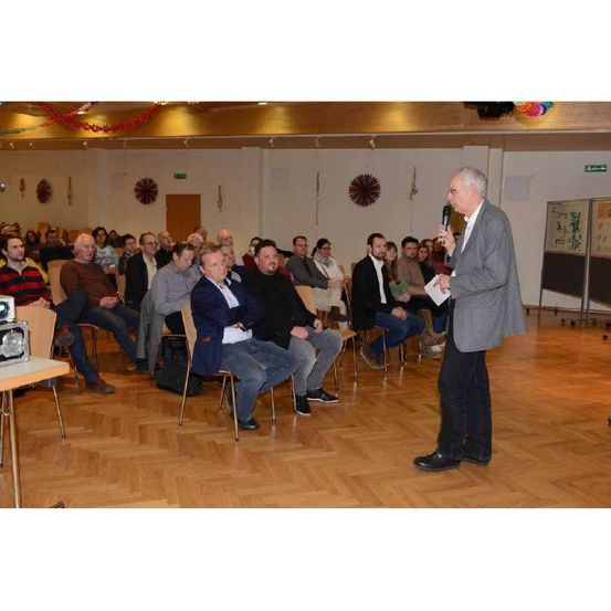 Bild enthält, People, Person, Interior Design, Floor, Flooring, Crowd, Adult, Male, Man, Blazer