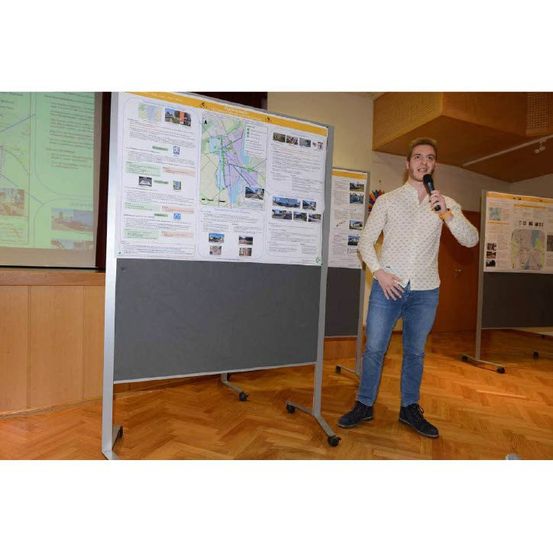 Bild enthält, Furniture, Table, Desk, White Board, Adult, Male, Man, Person, Face, Jeans