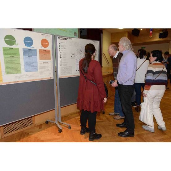 Bild enthält, Table, Adult, Female, Person, Woman, Bride, Advertisement, Poster, Male, Man