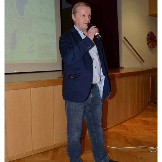 Bild enthält, People, Person, Crowd, Pants, Adult, Male, Man, Blazer, Microphone, Wood