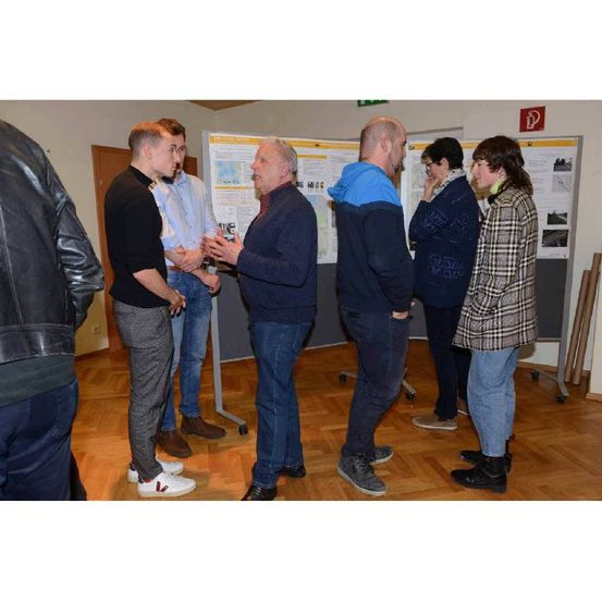 Bild enthält, Coat, Jacket, Pants, Jeans, Adult, Male, Man, Person, Shoe, Blazer