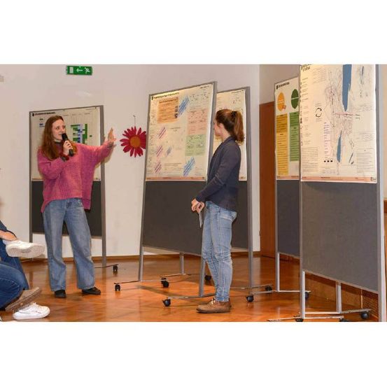 Bild enthält, Pants, Adult, Female, Person, Woman, Jeans, Interior Design, Table, Desk, Shoe