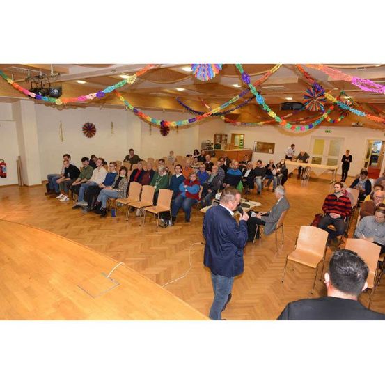 Bild enthält, People, Person, Cafeteria, Indoors, Restaurant, Interior Design, Adult, Male, Man, Classroom