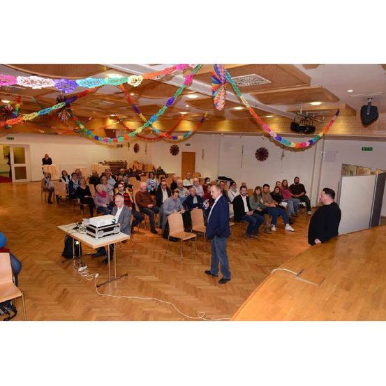 Bild enthält, People, Person, Indoors, Interior Design, Cafeteria, Restaurant, Floor, Flooring, Crowd, Classroom