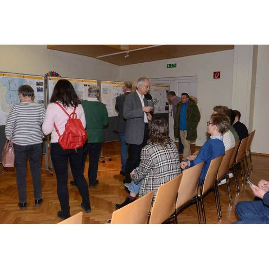 Bild enthält, School, Adult, Male, Man, Person, Female, Woman, Pants, People, Classroom