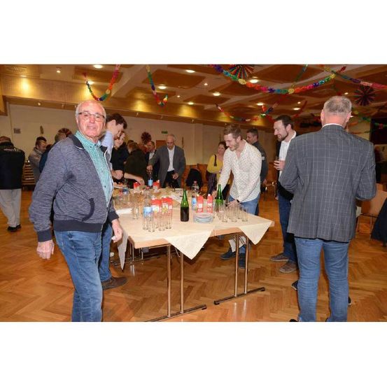 Bild enthält, Dining Table, Table, Cafeteria, Restaurant, Pants, People, Person, Dining Room, Portrait, Man