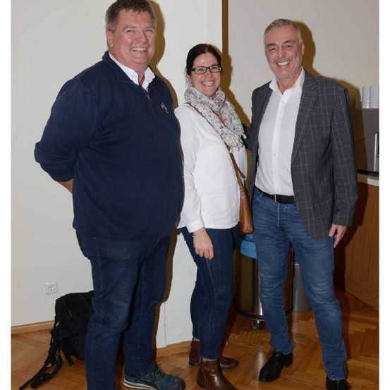 Bild enthält, Pants, Blazer, Coat, Jacket, Shoe, Jeans, Adult, Male, Man, Person