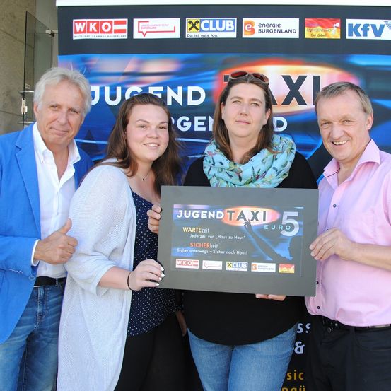 Bild enthält, Pants, Jeans, People, Person, Monitor, Screen, Jacket, Blazer, Adult, Man