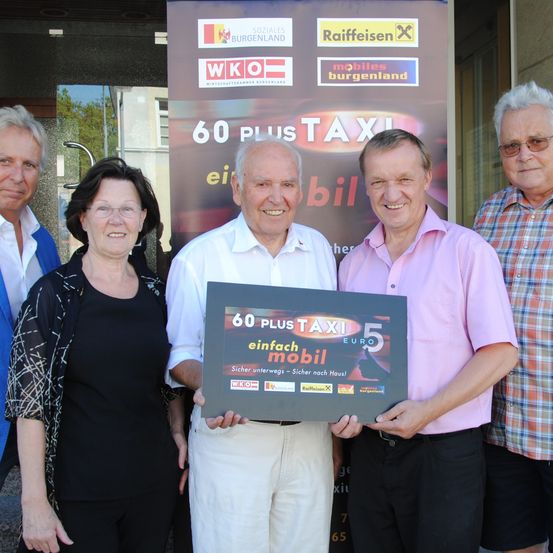 Bild enthält, Pants, Advertisement, Shirt, People, Person, Adult, Male, Man, Female, Woman