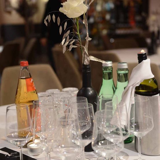 Bild enthält, Glass, Flower, Flower Arrangement, Table, Tabletop, Bottle, Goblet, Alcohol, Beverage, Liquor