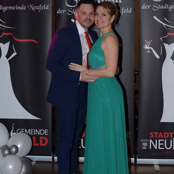 Bild enthält, Fashion, Formal Wear, Dress, Adult, Bride, Female, Person, Woman, Balloon, Suit