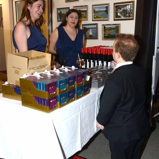 Bild enthält, Adult, Female, Person, Woman, Dining Table, People, Male, Man, Portrait, Dining Room