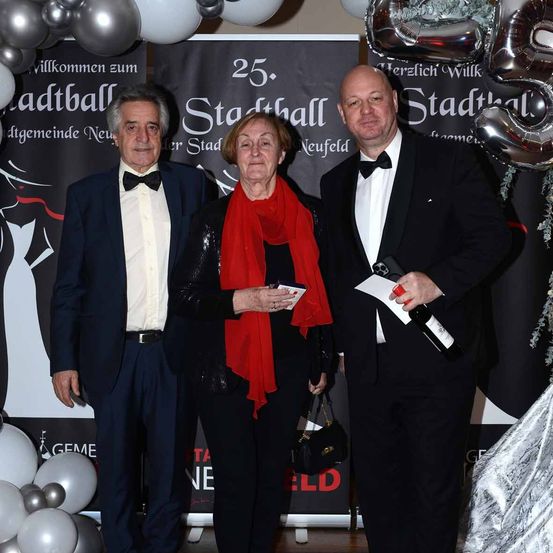 Bild enthält, People, Person, Formal Wear, Suit, Balloon, Fashion, Adult, Male, Man, Blazer