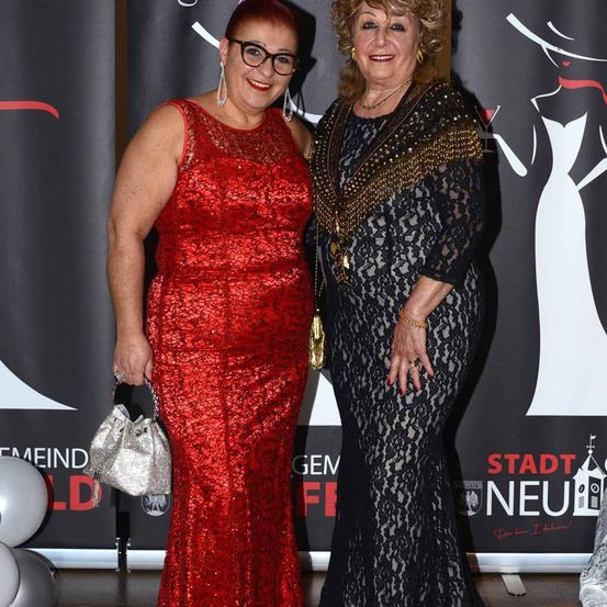 Bild enthält, Fashion, Adult, Female, Person, Woman, Premiere, Dress, Face, Glasses, Handbag