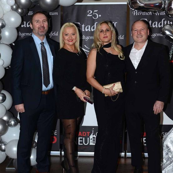 Bild enthält, Adult, Female, Person, Woman, People, Fashion, Male, Man, Groupshot, Wallet