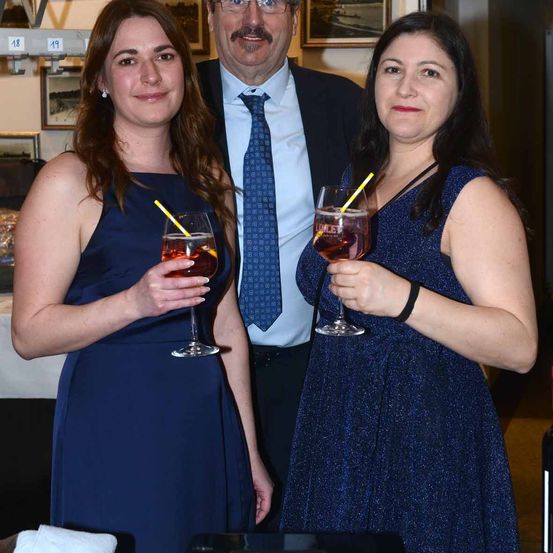 Bild enthält, Formal Wear, Blazer, Adult, Female, Person, Woman, Suit, Tie, Portrait, Glasses