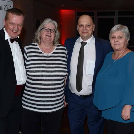 Bild enthält, Coat, Jacket, Blazer, People, Person, Formal Wear, Suit, Shirt, Fashion, Tie