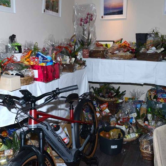 Bild enthält, Machine, Wheel, Bicycle, Flower, Flower Arrangement, Cafeteria, Indoors, Flower Bouquet, Meal, Buffet