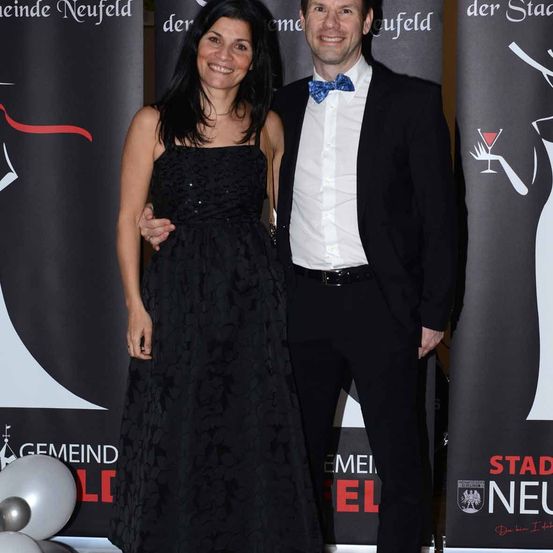 Bild enthält, Fashion, Formal Wear, Suit, Person, Coat, Face, Dress, Tie, Shoe, Photobombing