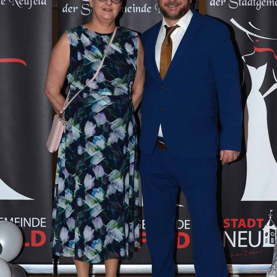 Bild enthält, Fashion, Adult, Male, Man, Person, Coat, Shoe, Lady, Face, Tie