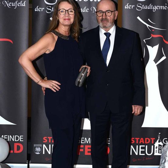 Bild enthält, Fashion, Adult, Female, Person, Woman, Male, Man, Photobombing, Coat, Formal Wear