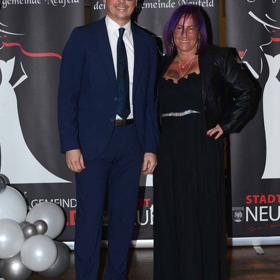 Bild enthält, Fashion, Coat, Jacket, Adult, Female, Person, Woman, Suit, Male, Man