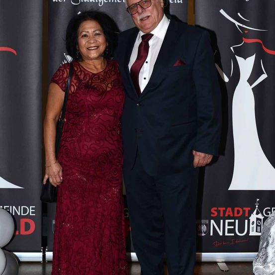 Bild enthält, Fashion, Adult, Female, Person, Woman, Male, Man, Premiere, Face, Coat